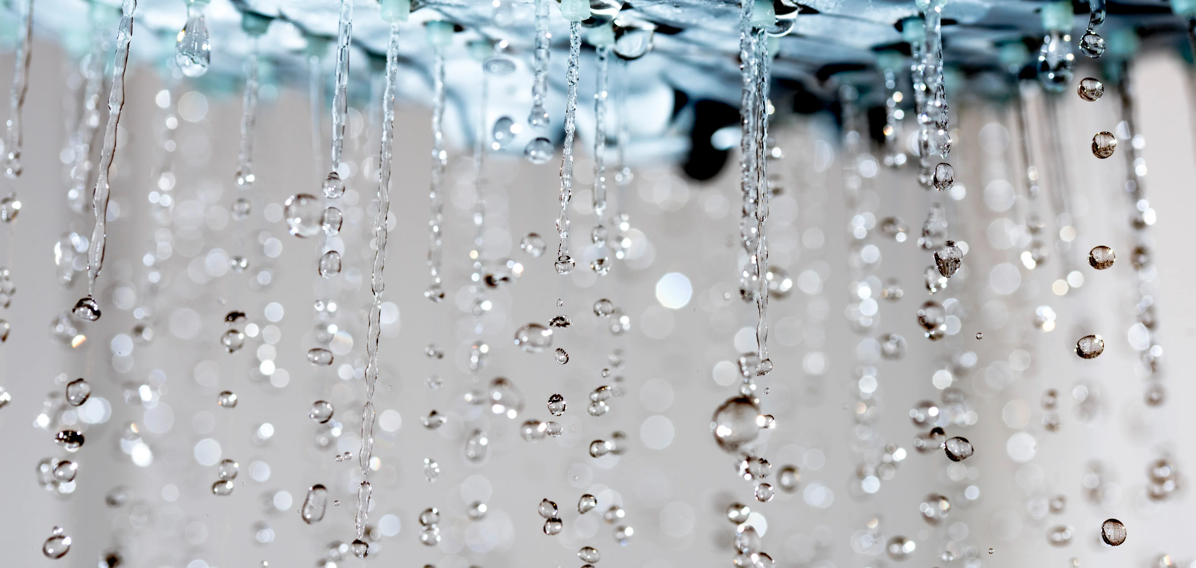 Wassertropfen aus Duschkopf