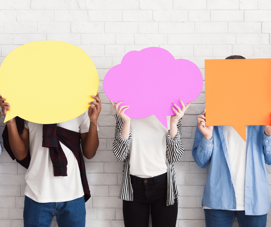 Menschen halten Sprechblase hoch