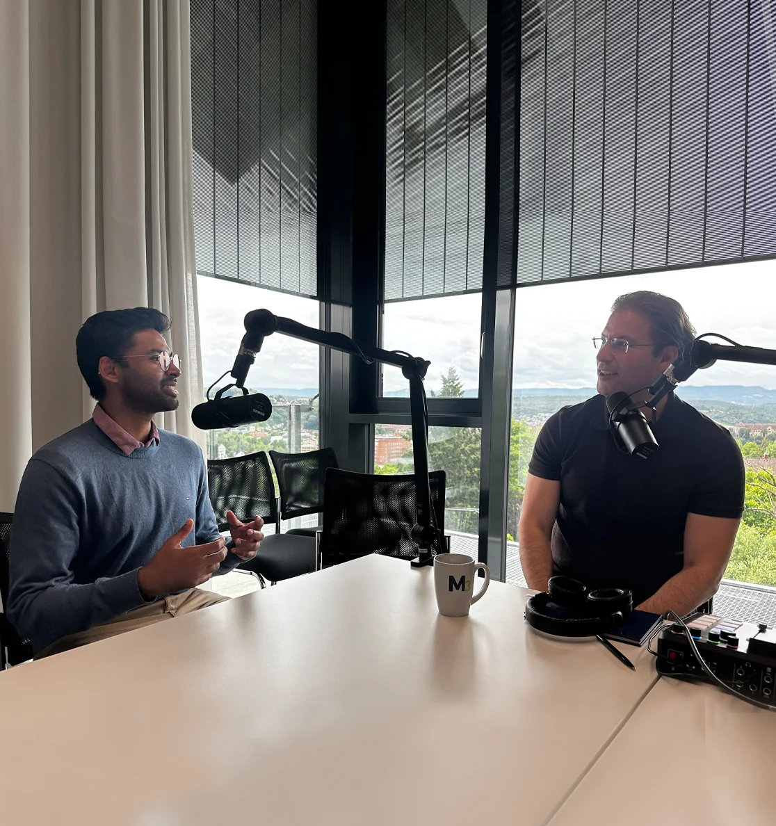 Standbild Podcast: Personen aus dem Interview sitzen an einem Tisch