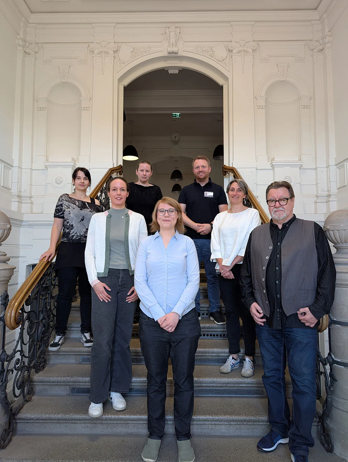 Gruppenbild auf einer Treppe