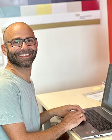 Pietro Conte an seinem Laptop am Schreibtisch
