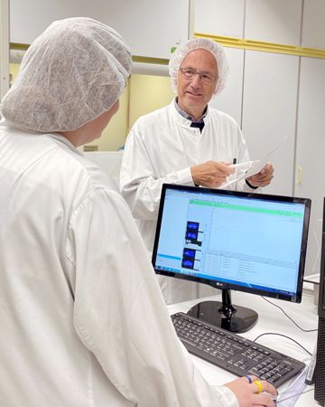 Gerald Reischl im Labor in Schutzkleidung