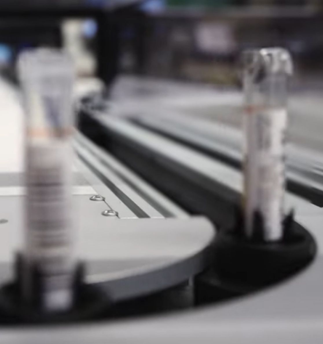 Probenröhrchen werden in der Anlage beförtert