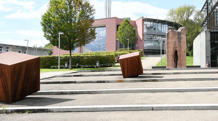 Skulpturen vor der Anatomie