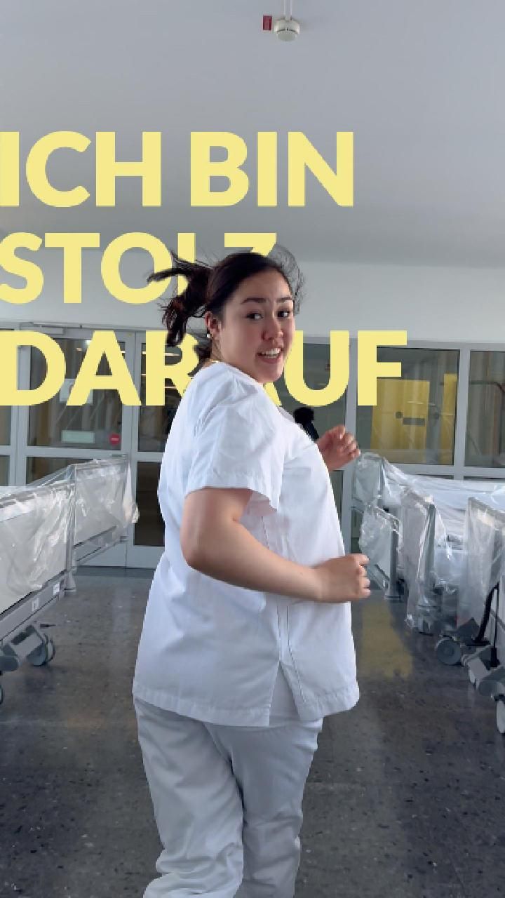 Eine Pflegerin rennt den Gang entlang, blickt zurück. "Ich bin stolz darauf" ist eingeblendet