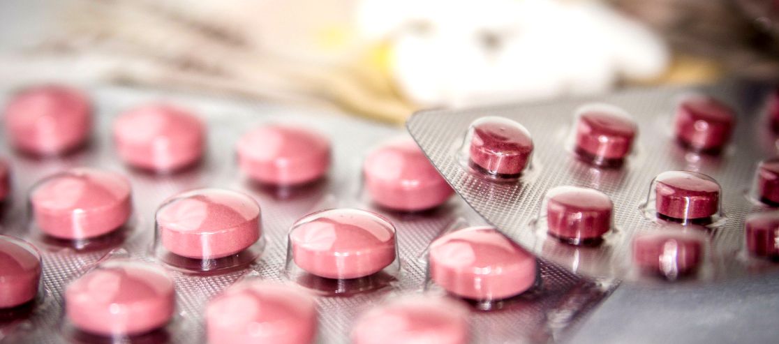 Neugeborenes wird über den Kopf gestreichelt