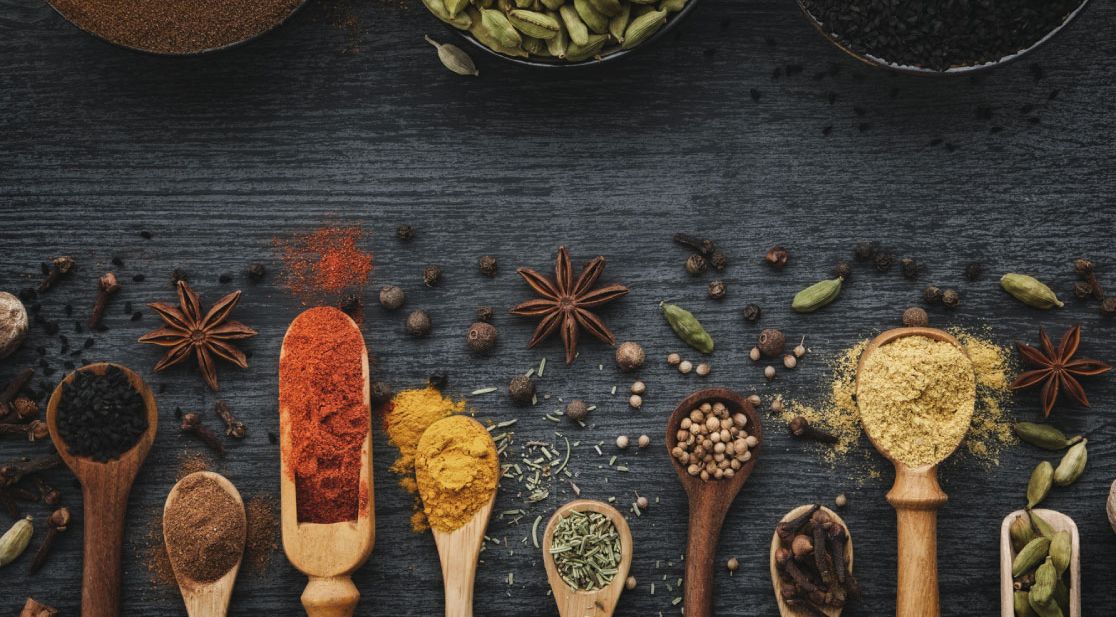 Holzlöffel mit Gewürzen