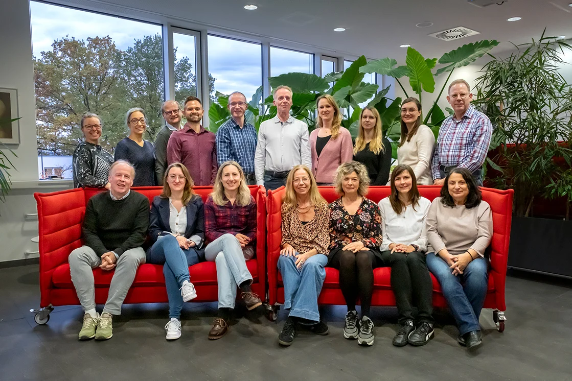 Gruppenfoto auf roter Sitzecke