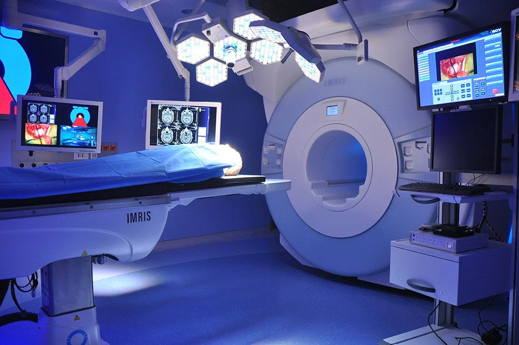 Blick in den iMRT Saal mit einem deckenmontierten MRT