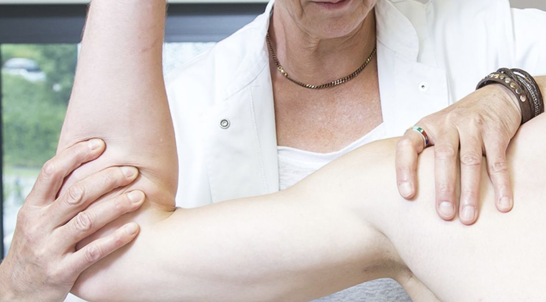 Schmuckbild: Untersuchung der Beweglichkeit des Schultergelenks