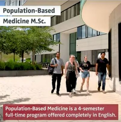 Junge Menschen spazieren über den Campus