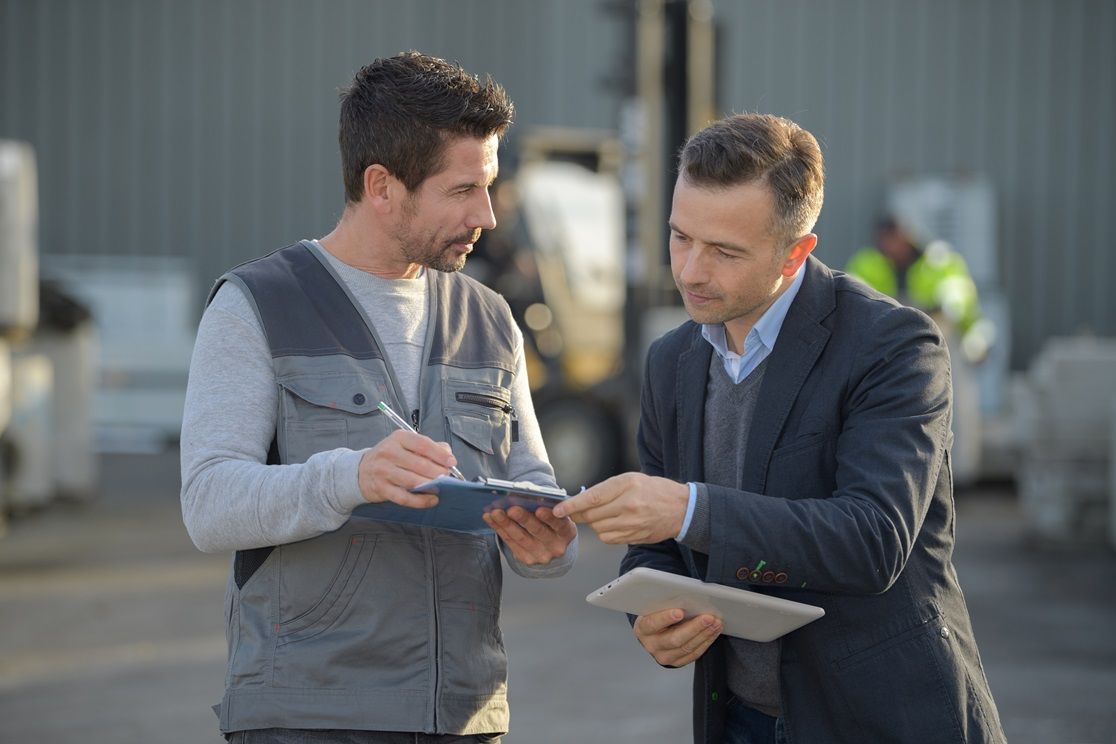 Zwei Männer sprechen miteinander