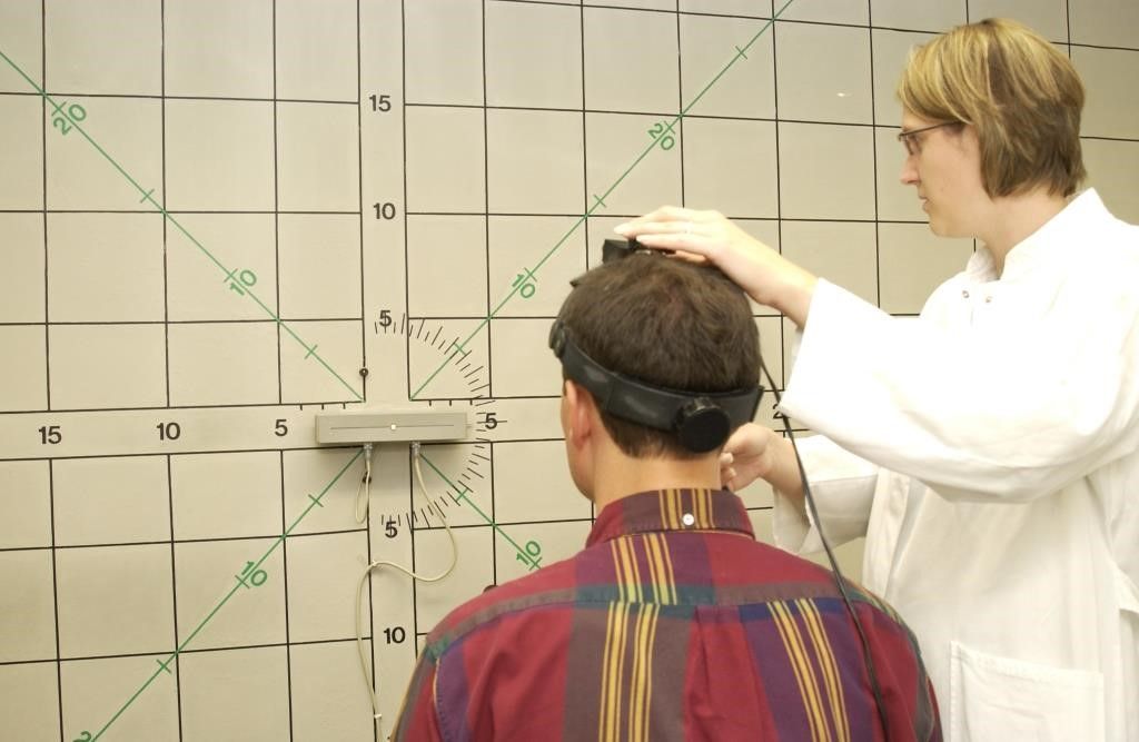 Ärztin und Patient bei Untersuchung Messung Augen