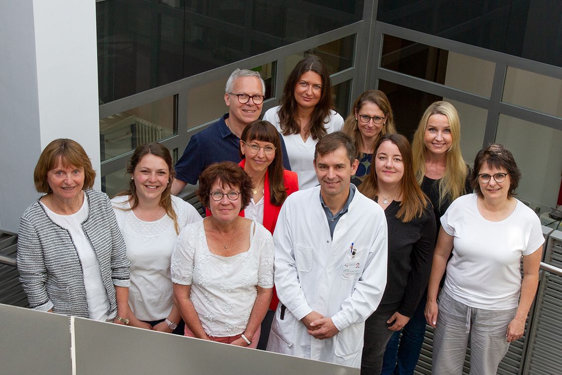 Gruppenfoto des Studienteams auf einem Treppenaufgang