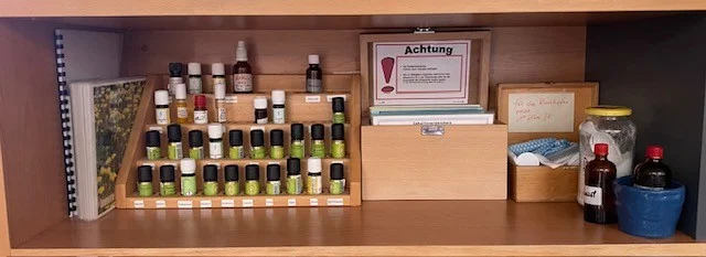 Aromabox mit ätherischen Ölen und Informationsmaterial