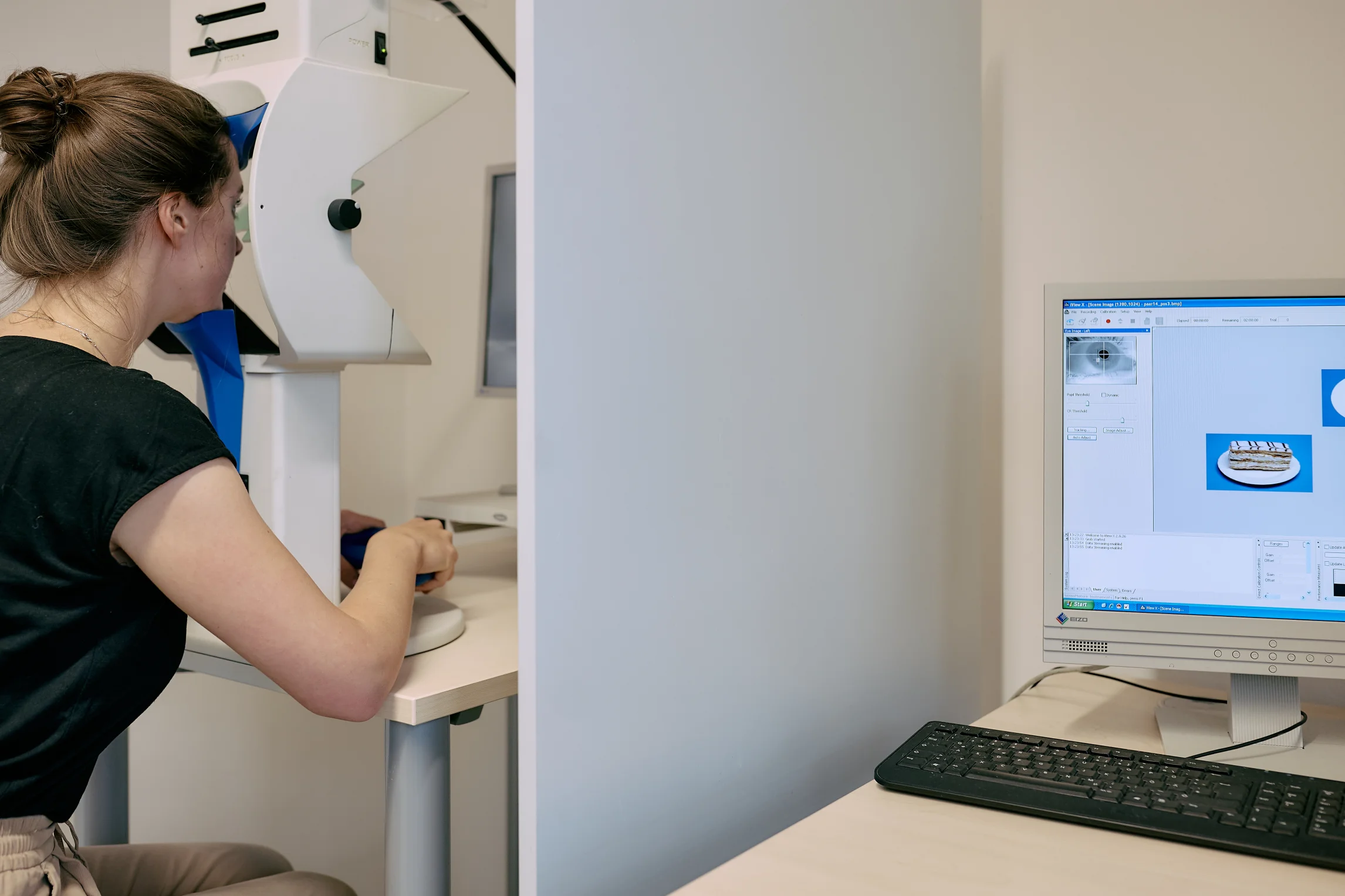 Frau beim Eye Tracking