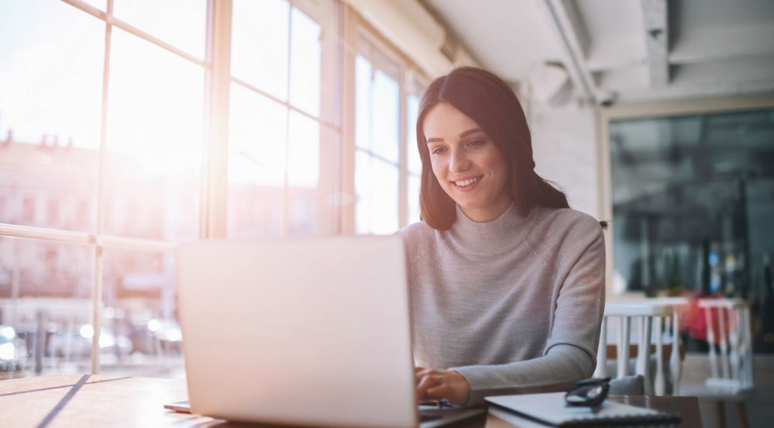 Junge Frau sitzt nachdenklich am Computer