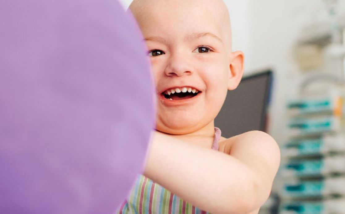 Titelbild Magazin: Kleine Patientin spielt mit Ball