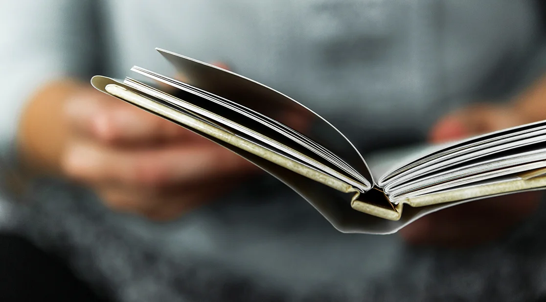 Junge Frau liest Buch