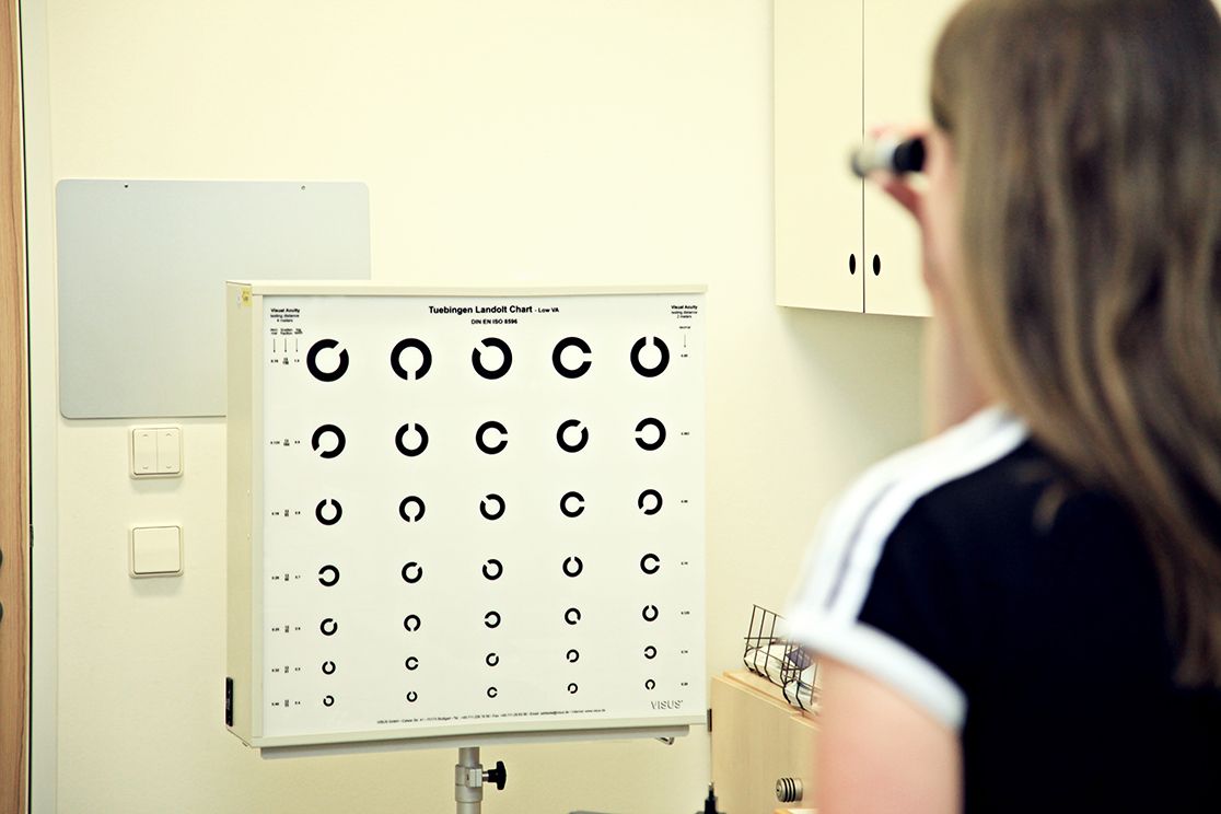 Frau vor Sehtafel
