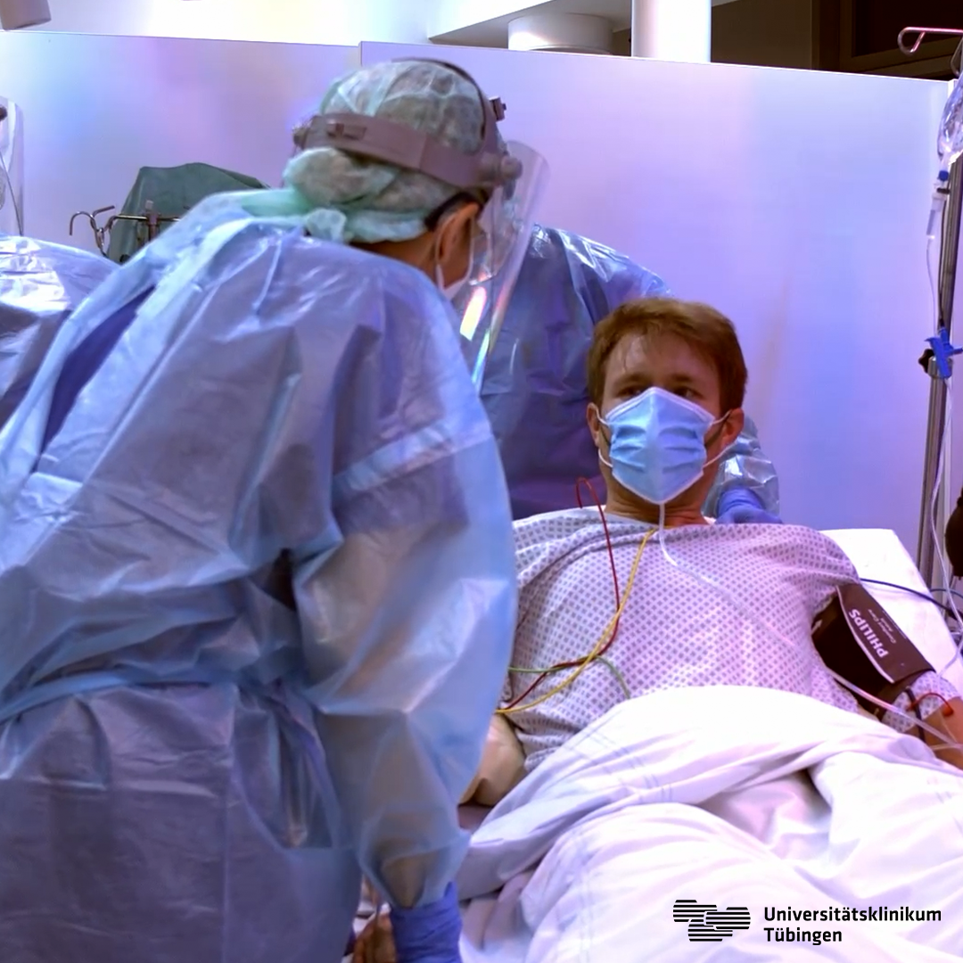 Arzt untersucht Covid-Patient.
