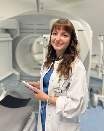 Nikoleta steht vor einem MRT