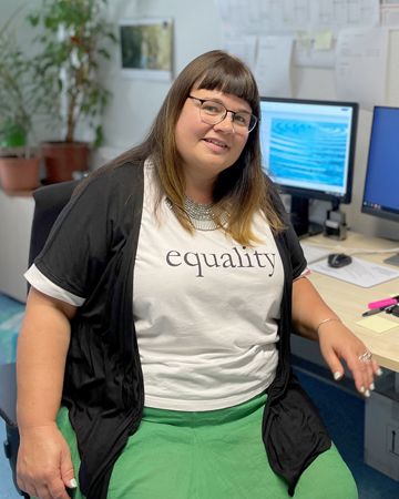 Anja Sebbaha vor Ihrem Schreibtisch