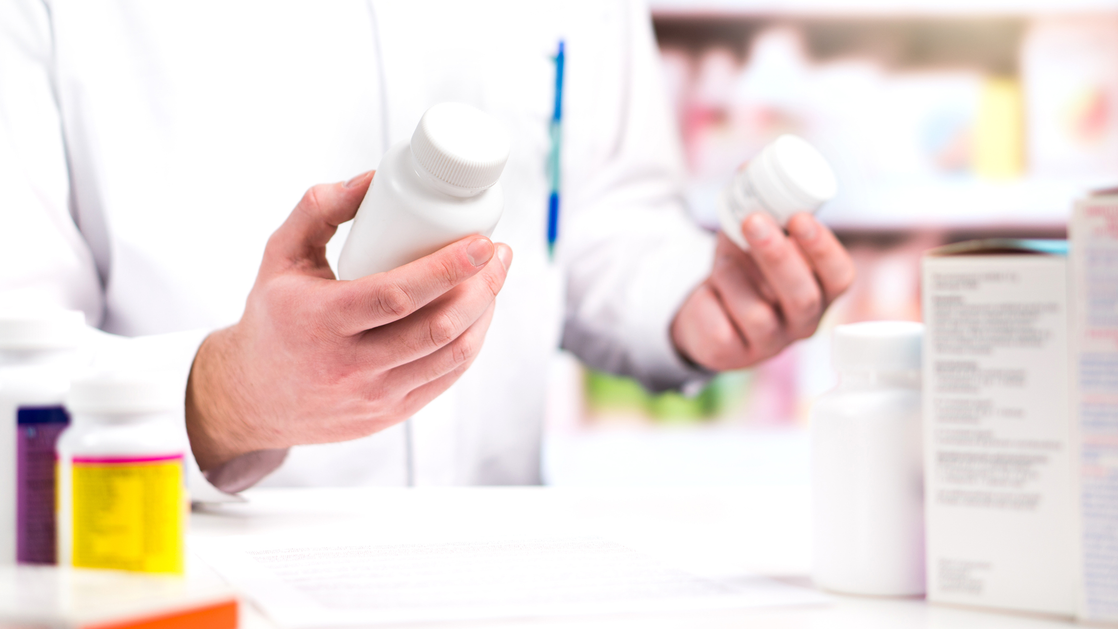 Ein Mann begutachtet zwei ähnlich aussehende Medikamente.