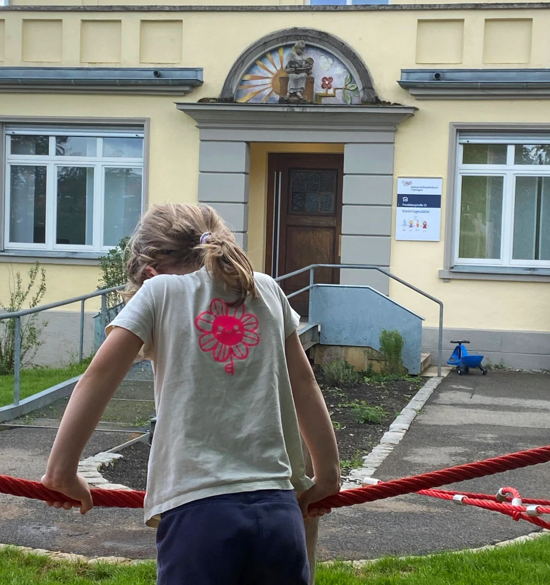 Kind turnt vor dem Hauptgebäude