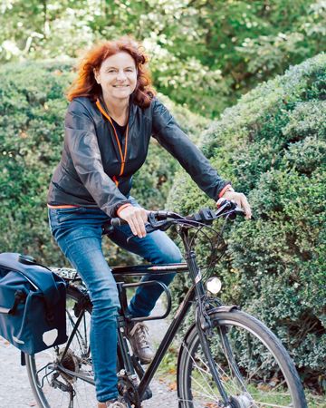 Andrea Seckinger auf dem Rad ebim Weg zur Arbeit