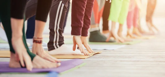 Eine Gruppe führt Yoga-Übungen durch.