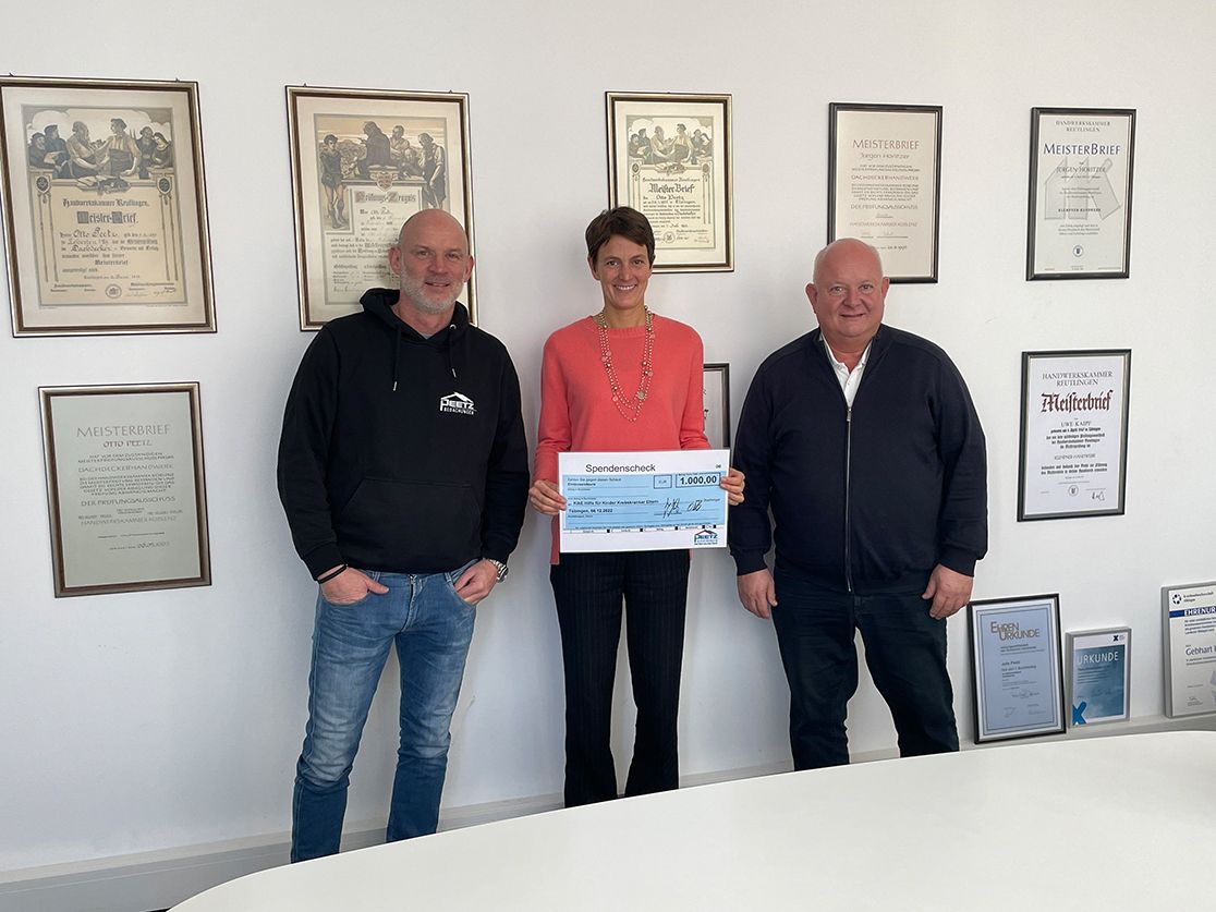 Scheckübergabe im Democenter der Walter Maschinenbau GmbH: Harri Rein, CEO der Walter Maschinenbau GmbH, und Frau Dr. Silke Schnell vom CCC Tübingen–Stuttgart