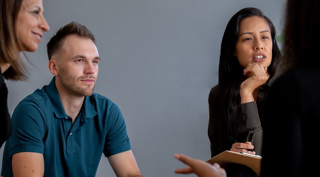 Menschen diskutieren in Gruppe