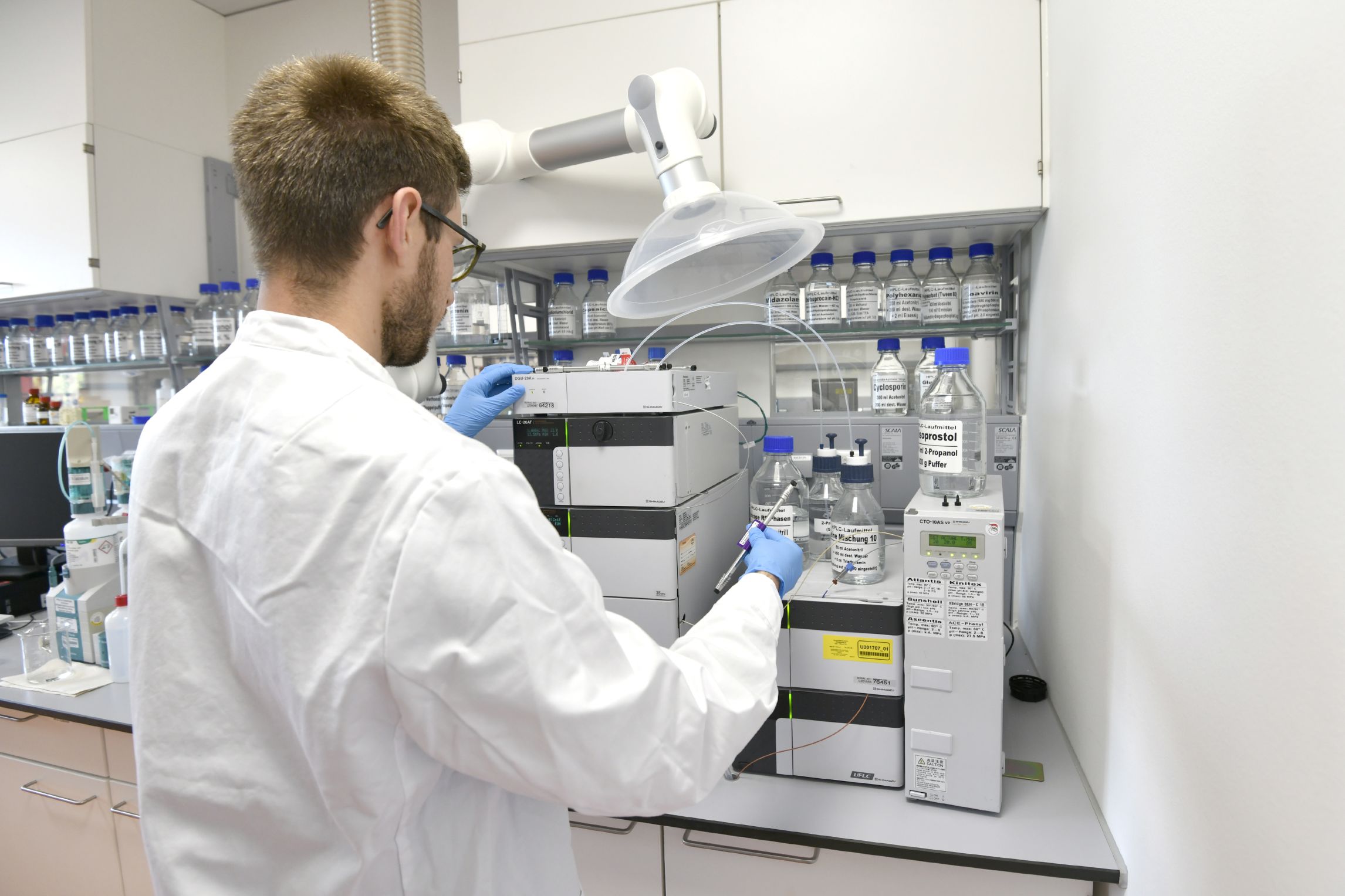 Mitarbeiter am Laborgerät.
