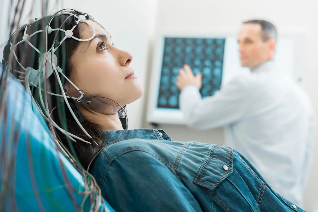 Frau bei Hirnstimulation