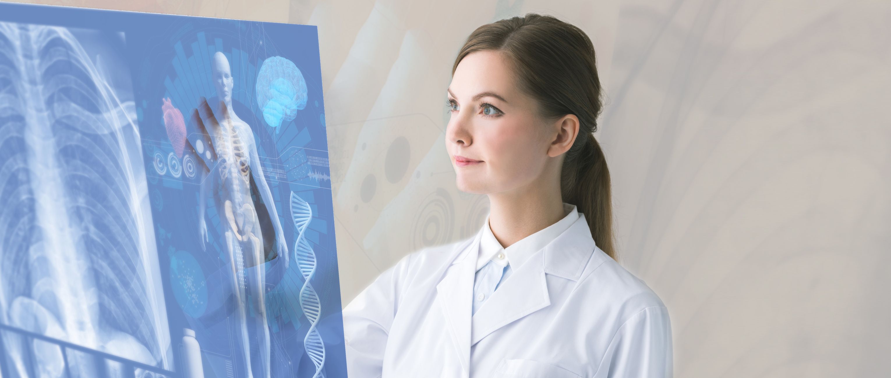 Schmuckbild: Frau blickt auf Bildschirm mit medizinischen Daten