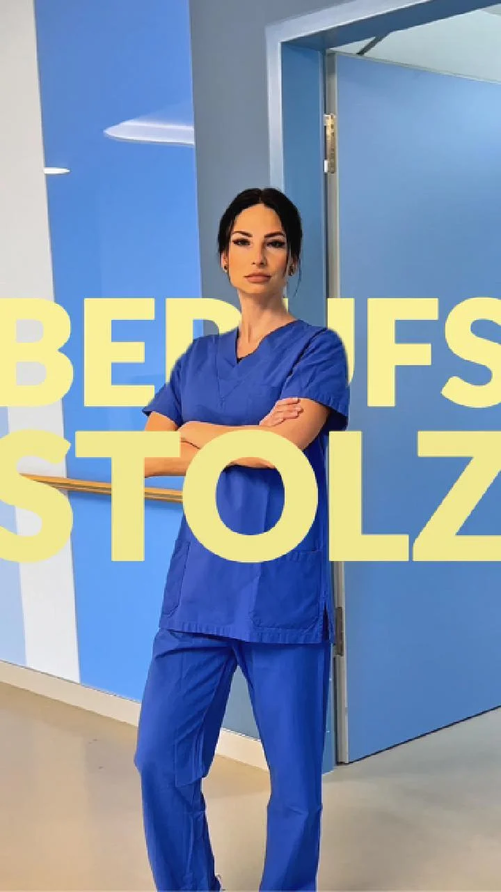 Hauptfigur Pflegerin Lisa blickt mit verschränkten Armen in die Kamera. Das Wort "Berufsstolz" ist eingeblendet.
