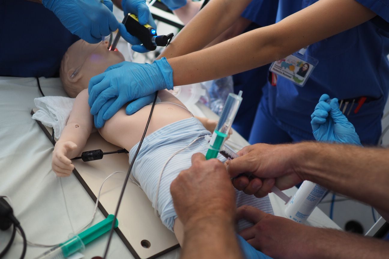 An einer Simulationspuppe werden Wiederbelebungsmaßnahmen geübt