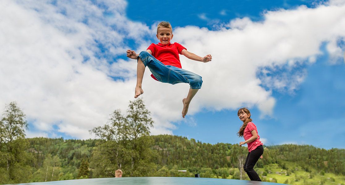 Kind springt auf Trampolin