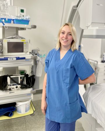 Stefanie Saiz im OP-Raum