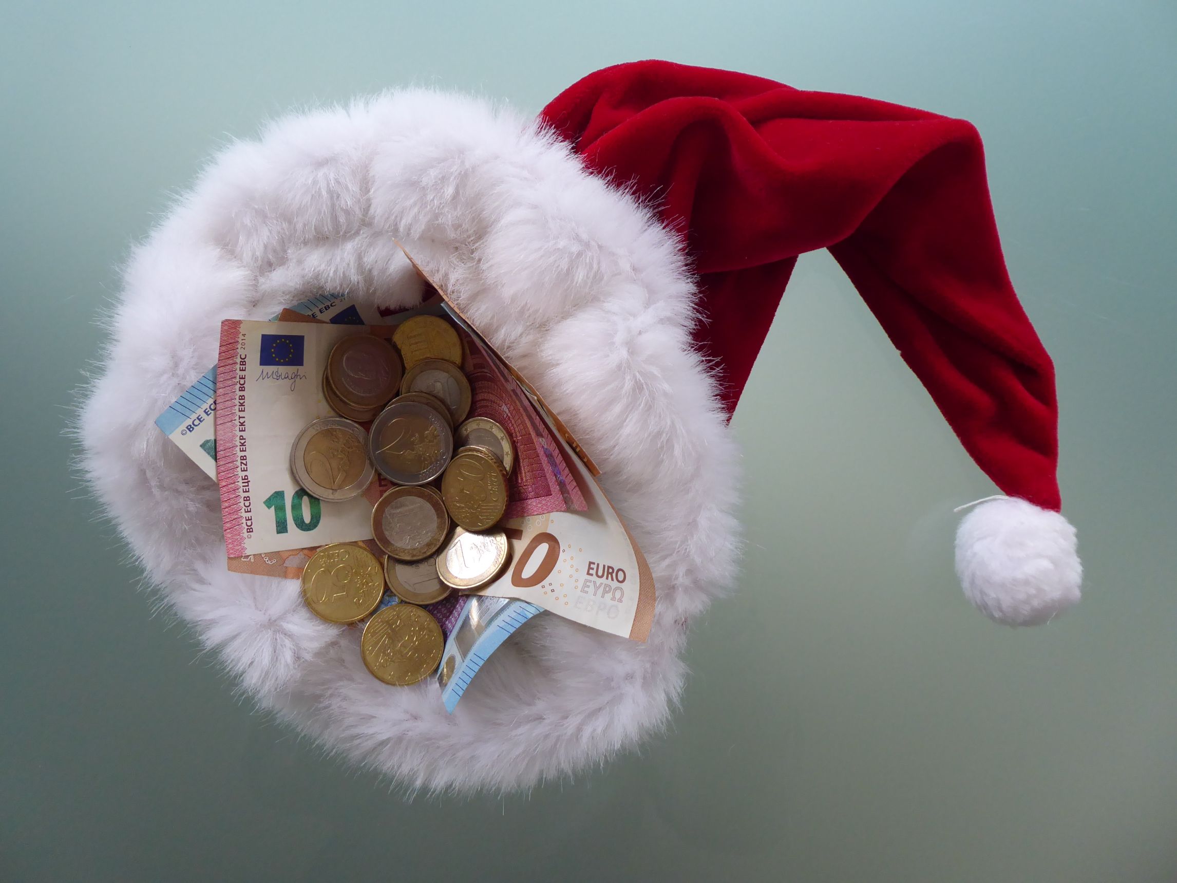 Weihnachtsmütze mit Geld