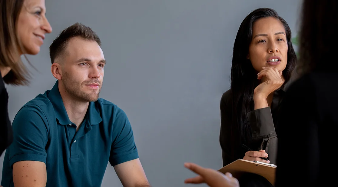 Menschen diskutieren in Gruppe