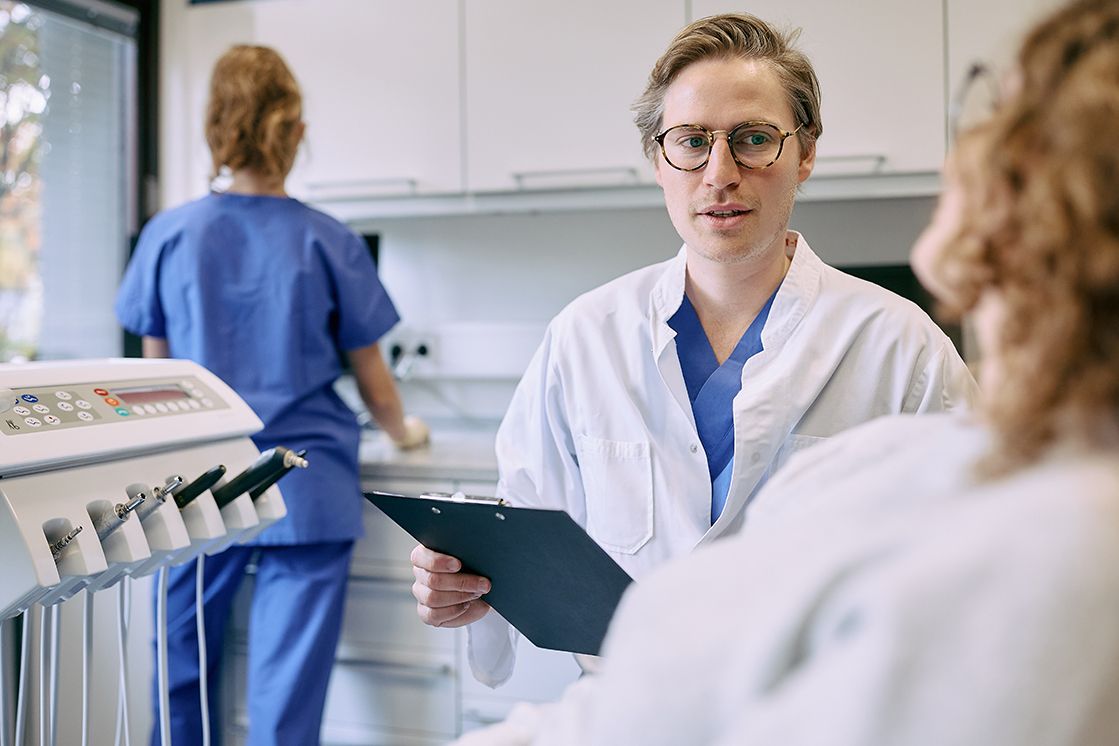 Arzt und Patientin im Gespräch