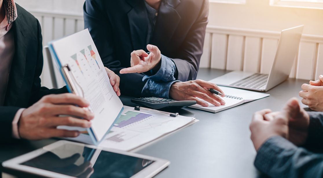 Forschende diskutieren Ergebnisse