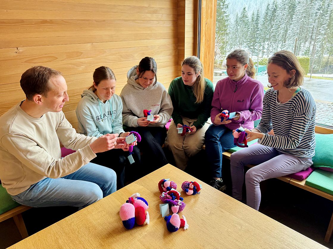 Gruppe beim Erstellen von Herzmodellen