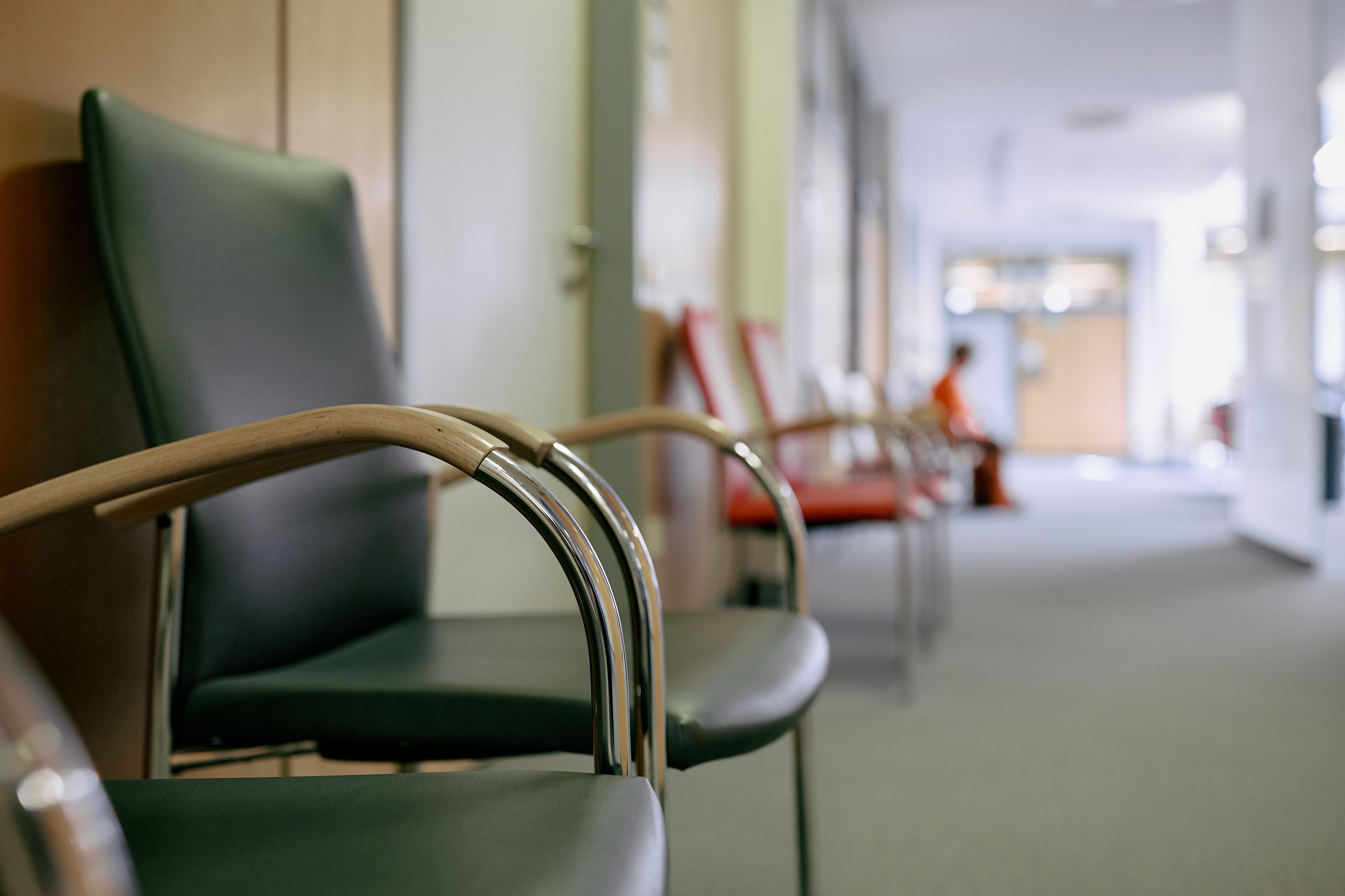 Schmuckbild Stühle im Wartebereich Stationsflur