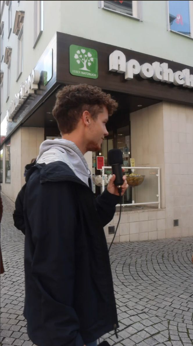 Junger Mann mit Mikrofon in der Tübinger Altstadt