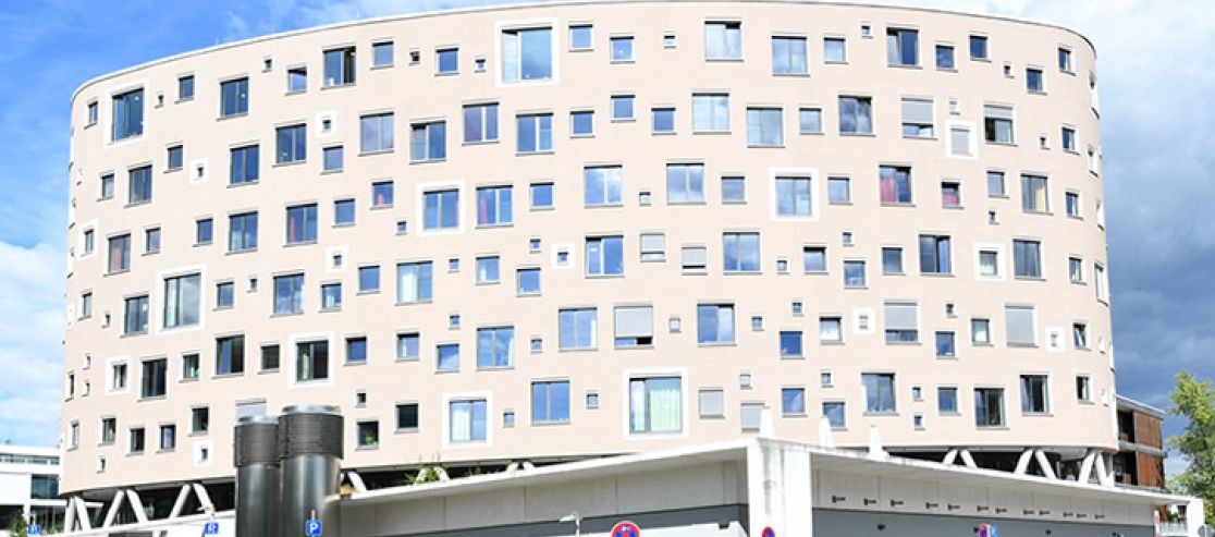 Gebäude mit vielen Fenstern