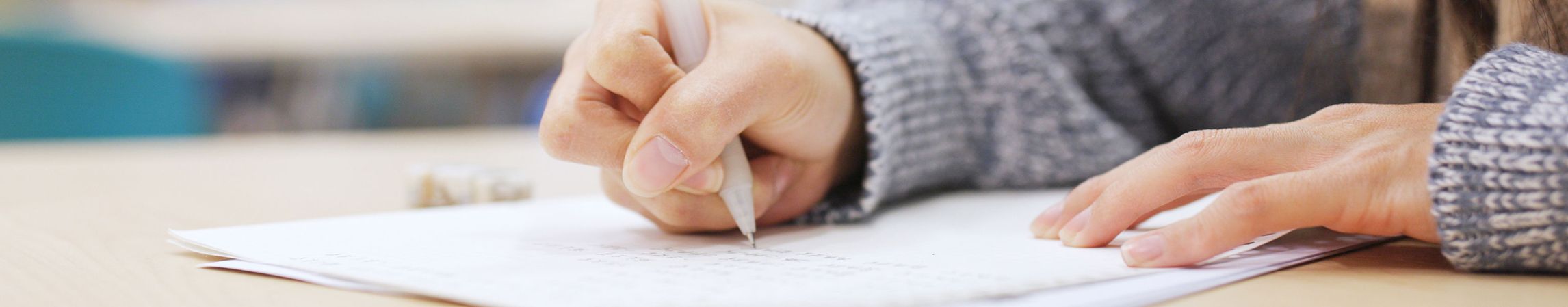 Schmuckbild: Frau unterschreibt Unterlagen