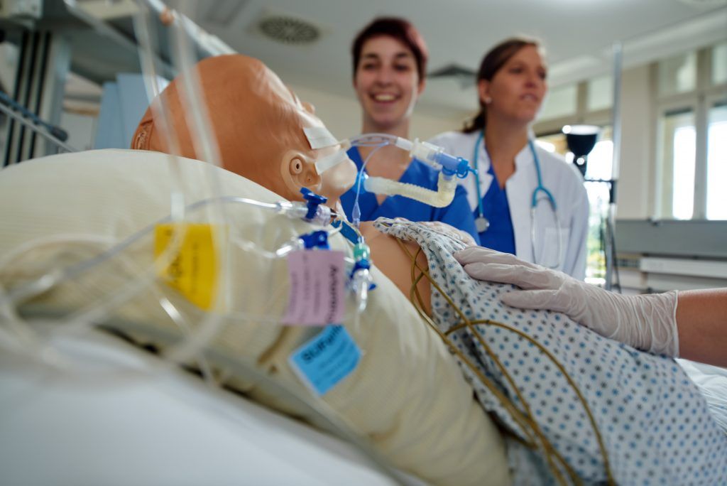 Zwei Personen üben an einer Simulationspuppe für den Notfall.